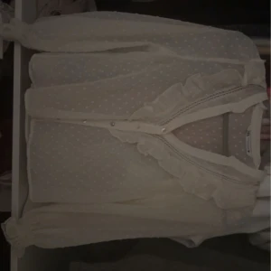 Fin blus från Zara  - Säljer då jag tyvärr inte använder den! Max använd 2 gånger så knappt använd därav nästan helt ny💕