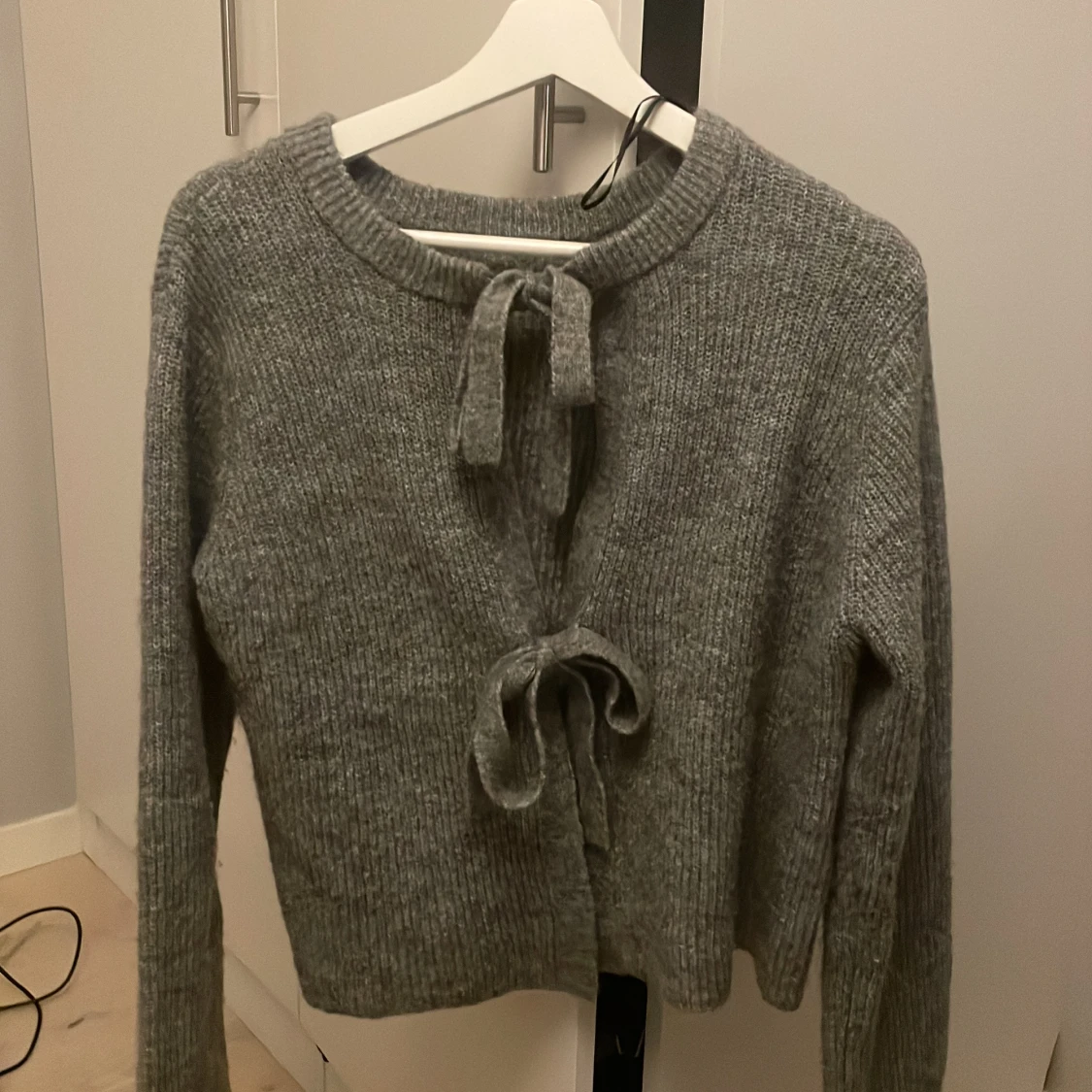 Grå ribbad kofta med knytband - 1