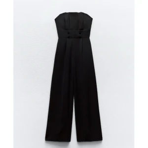 Zara jumpsuit / byxdress - En lång axelbandets jumpsuit från zara. Oanvänd med prislappar på.
