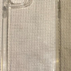 Genomskinligt iPhone 11 PRO Max skal - Helt ny, råkade beställa fel modell och märkte först när jag redan hade öppnat (dragit isär) lådan. Skyddande men diskreta kanter runt kameran och hörn. Inget tecken på användning. 