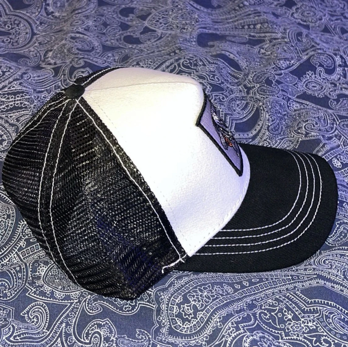 Svart och vit keps  - 1