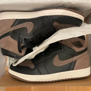 Helt oanvända Jordan 1  - Skorna är storlek 43 och helt oanvända. De köptes för ungefär 1 år sedan på Nikes app SNKRS och har inte blivit använda.