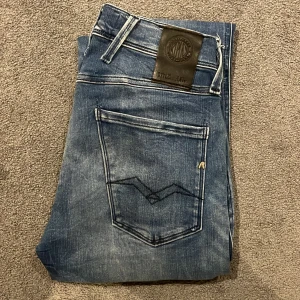 Replay jeans - Snygga blå jeans från Replay med klassisk femficksdesign och diskreta slitningar. De har en knappgylf och märkesdetaljer på bakfickan. Perfekta för en avslappnad stil. De är i storlek 27/32 men passar även 28w och jag säljer dom för att dom inte passar mig om du har några frågor är det bara att skriva svarar snabbt! Det finns inga skador eller defekter på jeansen. Priset är inte hugget i sten MVH/Maximus