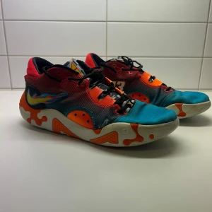 Pg 6 hot wheels - Jag säljer mina pg 6 hot wheels på grund av att jag inte använder dem längre. De har en special sula inne i som är bra för stabilitet. Greppet är bra men behövs dra av smuts om man kör på smutsiga planer.  Pris kan diskuteras 