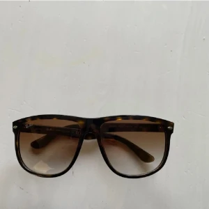 Solglasögon från Ray-Ban - Snygga solglasögon från Ray-Ban med en klassisk wayfarer-design. Bågarna har ett trendigt leopardmönster i brunt och svart. Perfekta för att ge din stil en cool touch.