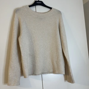 Beige och grön tröja från Vero Moda - Två stilrena tröjor från Vero Moda i beige och grön färg. Perfekta för kyligare dagar med sin mjuka och bekväma design. Tröjorna har långa ärmar och ribbade kanter vid ärmslut och nederkant. Passar utmärkt till både jeans och kjol. Säljer dem i paketpris 160kr annars 95kr styck ❤️ 