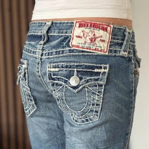 True religion jeans - Lågmidjade bootcut jeans från true religion. Snygg design. Mycket bra skick, se bild. Mått: Innerbenslängd: 77cm   Midjemått rakt över: 38,5cm Modellen är 166cm lång. Fler bilder finns. Skriv gärna ifall du har några frågor! 💗