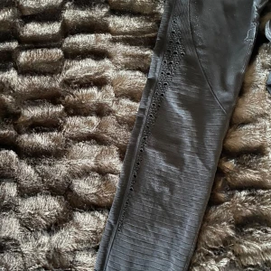 Svarta leggings från Gymshark - Snygga svarta leggings från Gymshark med hög midja och ribbade detaljer. Perfekta för träning med en tight passform som ger bra stöd. Diskret logga på sidan och bak.