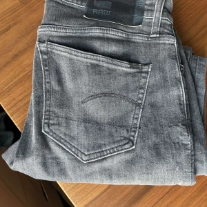 Grå jeans från G-Star RAW - Snygga och fräscha grå jeans från G-Star RAW i bra skick , modell 3301 Slim. Storleken är 31/30 ⭐️🙌🏼