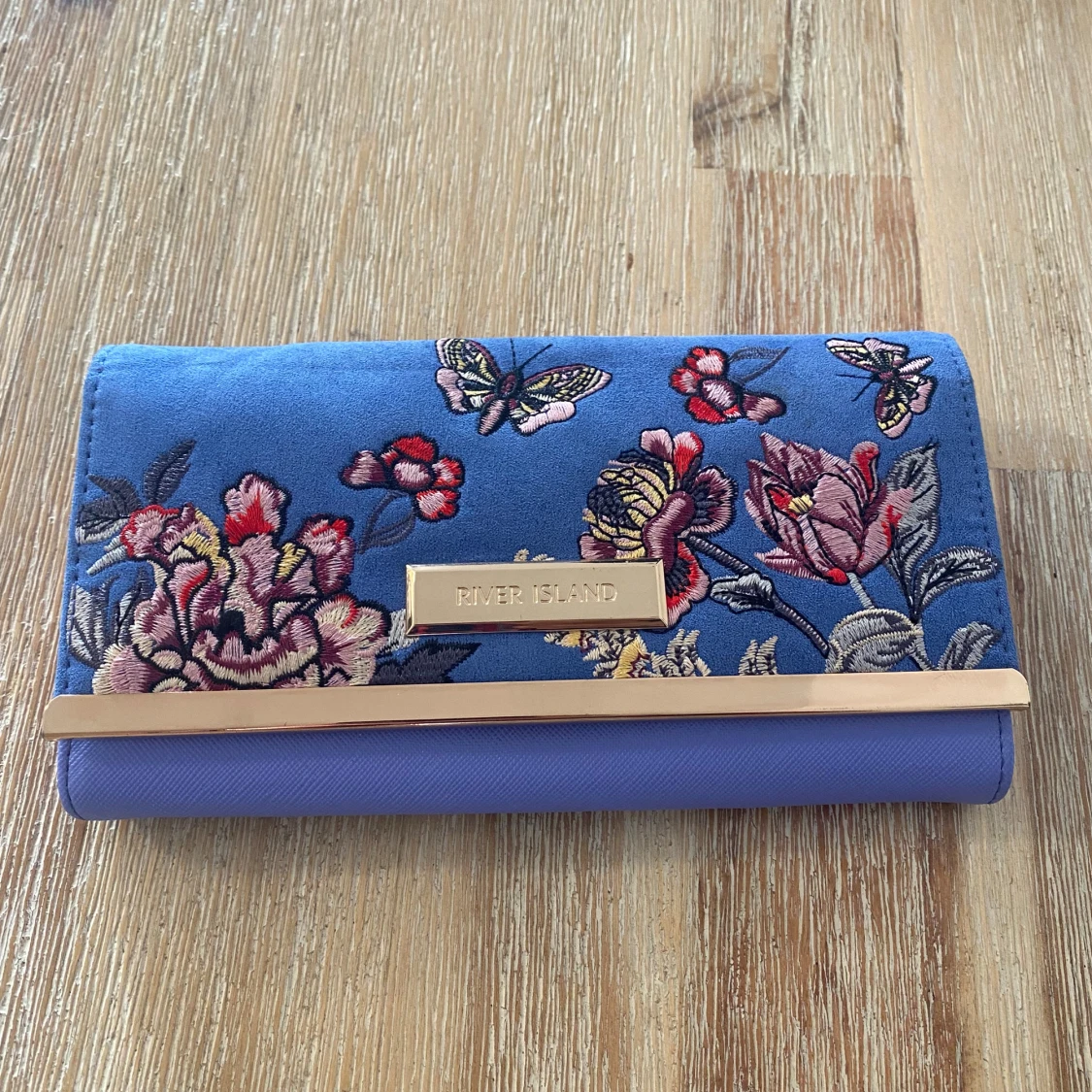 Blå blommig broderad plånbok från River Island