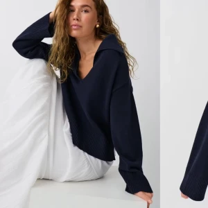 Mörkblå stickad tröja - Knitted collar sweater från Gina tricot. Säljer min mörkblå v-ringad stickad tröja i storlek S. Ser helt ny ut. Använd någon gång. Köpt för 400
