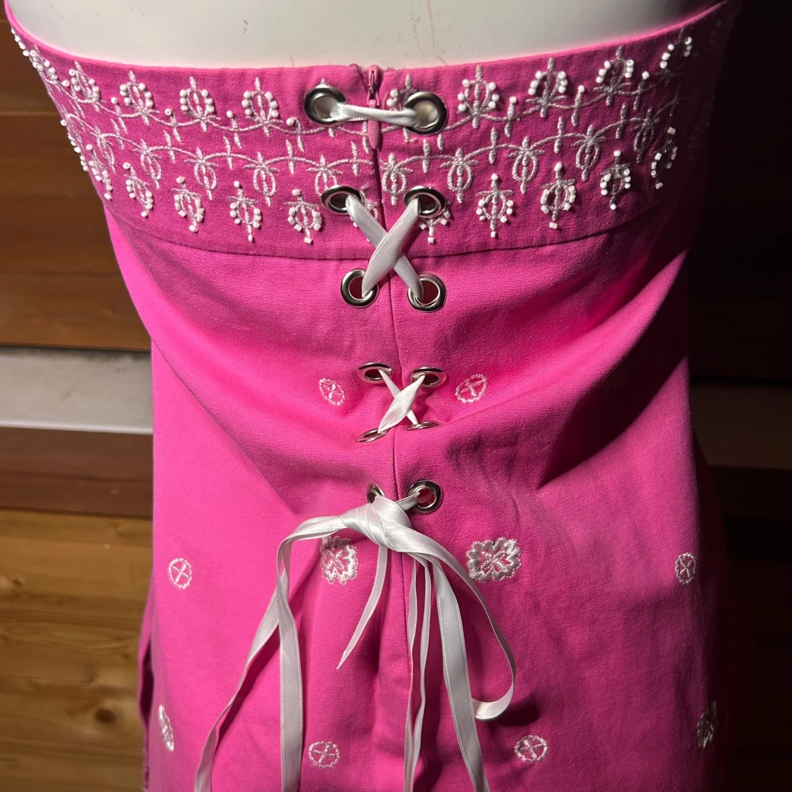 Rosa axelbandslös klänning med broderi - 1