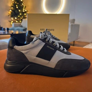 Axel Arigato Genesis – Ett måste i din sneakerrotation - 🔥  Axel Arigato Genesis Vintage Runner – Tillbaka i lager! 🔥  Sist försvann de snabbt – nu har du chansen igen!  ✅ Helt nya & oanvända ✅ Storlek 42 ✅ Inkl. originalbox & prislapp ✅ Butikspris: 2600 kr / 260€  Den perfekta sneakern för dig som uppskattar stil och kvalitet. En tidlös design som lyfter vilken outfit som helst.  📩 Först till kvarn – hör av dig! 😊