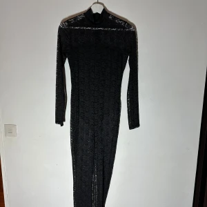 Svart spetsklänning från Divided - Elegant svart långklänning i spets från Divided. Klänningen har långa ärmar och en hög hals, vilket ger en sofistikerad look. Perfekt för en stilfull kväll.🥰🥰🥰
