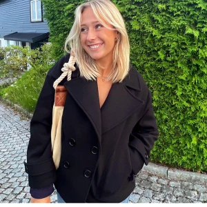 Svart kappa från design by si - Snygg svart kappa från design by si💓har haft den jätte länge och vill inte längre ha den, det syns inget på andväning. Den skulle lika gärna kunna vara ny. Skriv om vi vill ha fler bilder💓💓kan gå ner i pris vid snabb affär 