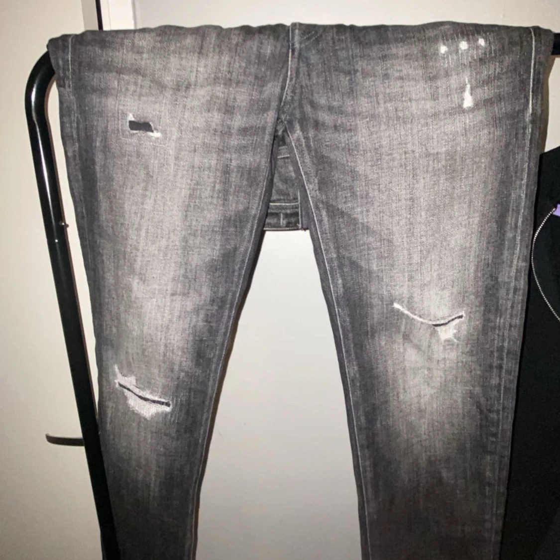 Grå jeans med slitningar - 1