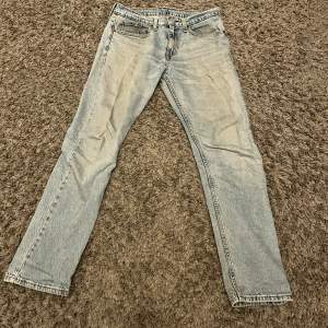 Levis 502 stl 31/34 men sitter som L 32. Jag är 179 cm och väger 66 kg