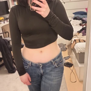 Svart croppad långärmad topp - Säljer en svart croppad topp med långa ärmar. Från shein