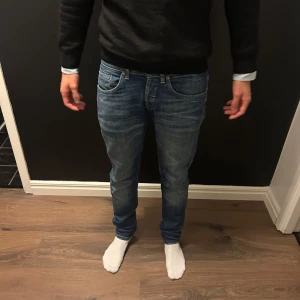 Dondup George - Mörkblåa Dondup jeans George. Använd fåtal gånger och är i perfekt skick. Storlek är 31. Nypris:3000