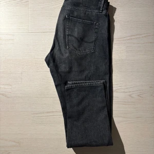Jeans Jack & Jones - Mörkgrå jeans från Jack & Jones i modellen Chris. Storlek 31/34. 