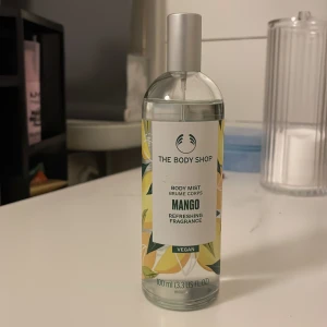 Mango Body Mist från The Body Shop - Fräsch och fruktig body mist med mangodoft från The Body Shop. Flaskan är gjord av 31% återvunnet glas och innehåller 97% ingredienser av naturligt ursprung. Perfekt för en uppfriskande känsla under dagen. Vegansk formula. Bara använd en gång 