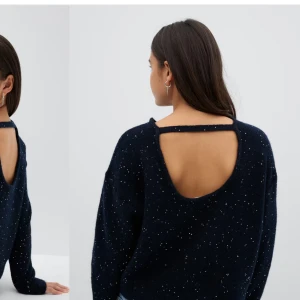Mörkblå glittrig tröja med öppen rygg - Snygg mörkblå tröja med glittrande detaljer och en stilren öppen rygg.  Enbart några ggr använd storlek 170cm
