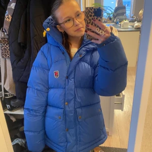 Fjällräven expedition lite  - Superfin!!! Strl M men passar mer s/xs nypris: 6999 nån liten fläck men går bort om man tvättar/skrubbar KONTAKTA MUG FÖR KÖP/intresse är ni snälla!❤️❤️  typ har en liten fläck på baksidan av ärmen som inte går bort❤️ men man tänker inte de och den syns inte då den är på baksidan 