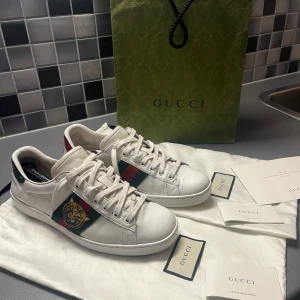 Gucci ace  - Skick 7-10, endast skor,dustbag och dom 2 lapparna ingår, pris går och diskuteras vid snabb affär 