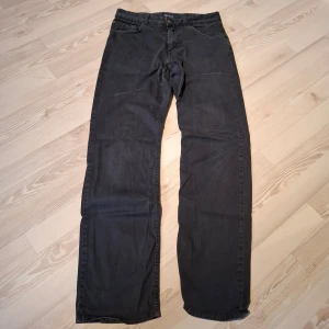 Svarta byxor från Polo Ralph Lauren - Snygga svarta byxor från Polo Ralph Lauren med en klassisk design. Byxorna är slim-fit. 