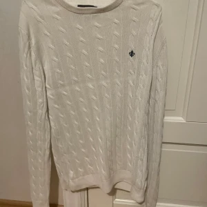 Kabellstickad Morris tröja - Tjena! Säljer en vit kabellstickad tröja från Morris. Skicket är 9/10 och det finns inga defekter eller tecken på användning. Hör av dig vid minsta fundering.