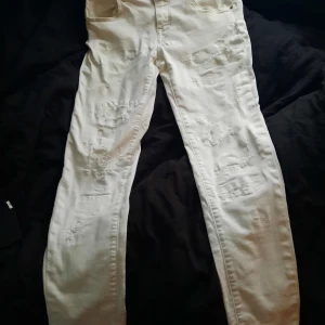 Jeans Jacob Cohen  - Vita jeans med slitningar på framsidan. Tyvärr saknas den lilla lappen på baksidan, se sista bilden. Strl W29. Längd står tyvärr inte. Men till min son som är knappt 170 cm passar de. 