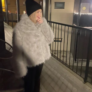 Beige/grå pälsjacka - Säljer en fluffig och stilren grå/beige pälsjacka med långärmad design. Perfekt för att hålla sig varm och trendig under kyliga dagar. Jackan har en normal passform och är ett måste för garderoben! Den är ifrån dressy och bilderna är tagna av hon jag köpte den av. Jackan är som ny om använd en gång av mig. Säljer för att jag rensar garderoben. 