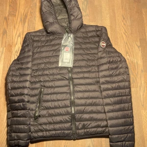 Svart dunjacka från Colmar stl 48 - Säljer en svart dunjacka från Colmar, storlek 48. Jackan är inte använd då den var för liten. 