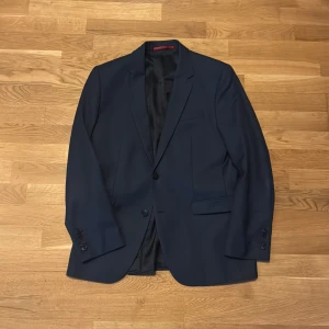 Hugo Boss kavaj mörkblå  - Aldrig använd, mycket fint skick 