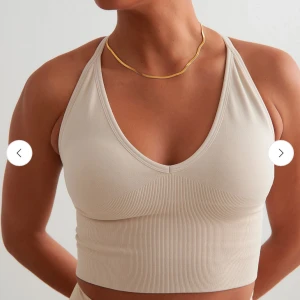 Beige träningstopp - Snygg beige träningstopp och är i jätte fint skick🥰