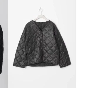 Svart quiltad jacka från Gina Tricot - Snygg svart quiltad jacka från Gina tricot. Jackan har en v-ringad hals och långa ärmar. Den är lätt  och väldigt tunn:)