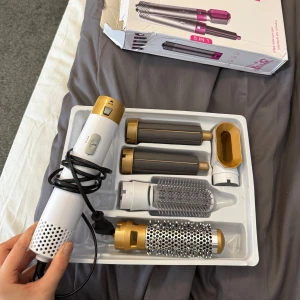 Multi air styler  - Säljer min Air styler som är köpt ifrån fyndiq och heter ”Air Styler - Professionellt multifunktionellt hårstylingverktyg 5-i-1 GOLD”☺️Säljer pågrund av att den inte kommer till någon användning, har aldrig använt den så den är i ett ny skick💕Den är köpt för ca 350 kr