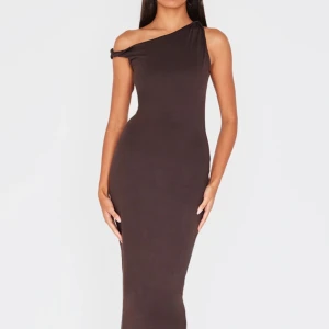 Brun oneshoulder klänning - Klänningen är i bra skick