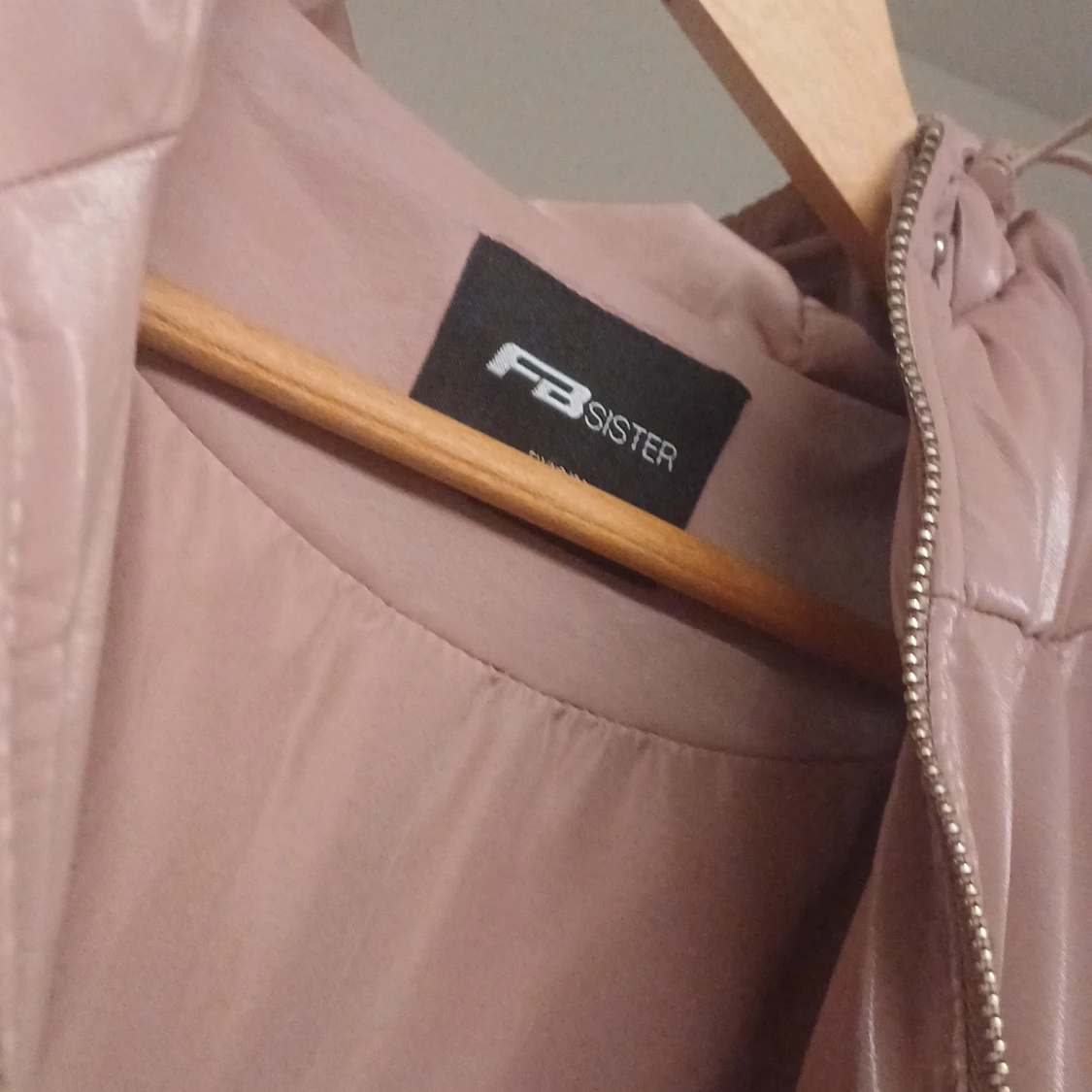 Rosa pufferjacka från FB Sister.Jag har vara använd den 2 gång. Den jacka är perfekt för vinter och den är reflekterande. - 1