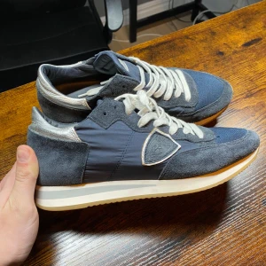 Philippe model trainers - Feta Philippe model trainers som är perfekta för våren🌿 | Storlek 39 men passar 40 👟| Bara skorna medföljer 📦| Nypris på ca 3000 - NORDWEAR på 1649 💸 | Skriv PM för fler frågor 🏔️ 