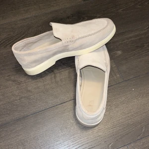 Zara Loafers | Strl. 41 - Säljer ett par Zara loafers som jag köpte förra sommaren. Använda ett fåtal gånger, finns 2 fläckar på höger skon. Har däremot inte försökt få bort det, går möjligtvis att få bort med Crep eller liknande. Storlek: 41 Skick: 8,5/10 De är ganska stora i storleken, jag brukar ha 42-43 och de passar mig.