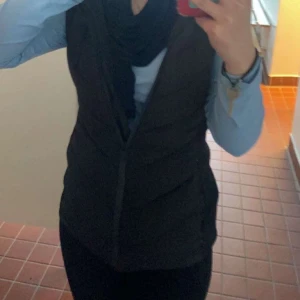 Zara väst - Säljer en stilren svart dunväst med dragkedja från zara. Perfekt för lager-på-lager under kyligare dagar. Västen har en smidig passform och är lätt att matcha med olika outfits. 