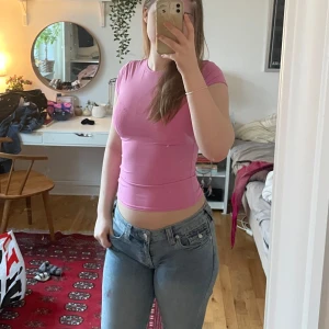 Rosa kortärmad topp från Zara - Säljer en söt rosa topp från Zara i storleken M. Den är kortärmad och har en tight passform som framhäver figuren. Väl använd men har inga märkbara defekter. Säljer eftersom den inte är min stil längre. Originalpriset är 129kr. Skriv om du har några frågor!💗