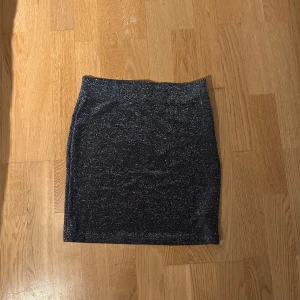 Glittrig kjol  - Glittrig kjol från märket ”Stay”, aldrig använd. Storlek M, men passar mig som är en S 