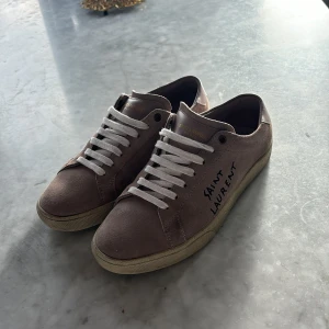 Beiga sneakers från Saint Laurent - Snygga beiga sneakers från Saint Laurent box finns inte med. Pris kan diskuteras vid snabb affär.