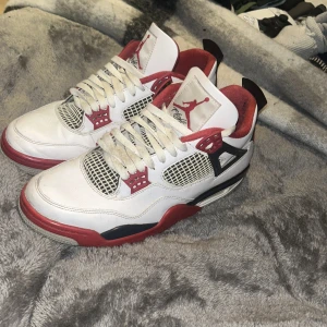 Jordan 4 Retro fire red(2020) - Jordan 4 i sisådär skick. ÄKTA. st44. säljer pga liten storlek och inte min stil, lite smutsiga och lite mindre omärkbara skador om inte man kollar riktigt ordentligt, tror med rätt dedikation kan du bli i mer ny form, Tyvärr saknas låda och kvitto 