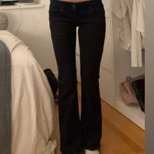 Svarta bootcut jeans från LTB - Snygga svarta bootcut jeans från LTB. I modellen Roxy, jag är 170cm. Skriv om du har några fler frågor 🥰