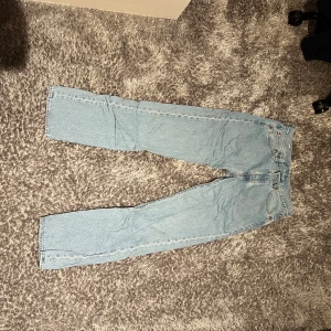Levis 501 ljusblå jeans - Klassiska Levis 501 jeans i en snygg ljusblå färg. De har en rak passform och är tillverkade i slitstarkt denim. Perfekta för en avslappnad stil. Nypris: 1200 kr