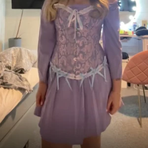Lila klänning med spetsdetaljer - Säljer nu redan min halloween outfit. Ska föreställa rapunzel!! Allt är köpt från SHEIN  corset-M, klänning-S och tiara (bild 2)-one size