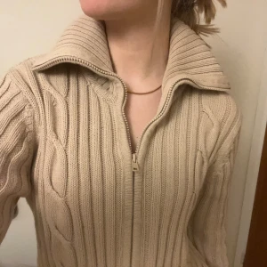 Stickad kofta - Stickad kofta med dragkedja och hög krage, står att den är storlek L men jag har vanligtvis S❣️